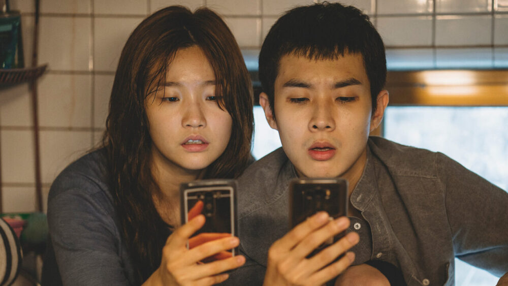Hai anh em nhà Ki-woo vì muốn hứng wifi mà chui rúc trong nhà vệ sinh