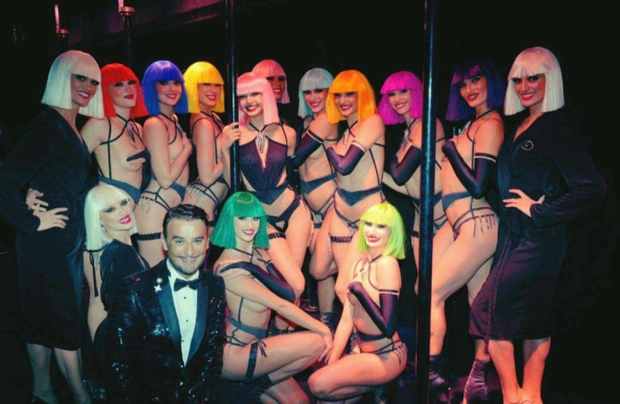 Bức ảnh Lisa (tóc hồng ở giữa) chụp cùng vũ công và ekip tại đêm diễn