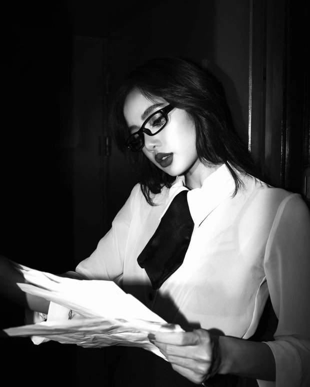 Lisa cũng còn tung thêm tạo hình nữ nhân viên văn phòng với chiếc kính màu đen. Mặc dù là bộ trang phục kín cổng cao tường, tuy nhiên lại được xem là hình ảnh làm si mê bậc nhất với các fan của cô nàng