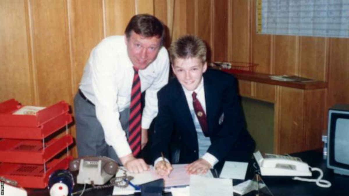 David Beckham đặt bút ký hợp đồng thi đấu chuyên nghiệp cùng với CLB Manchester United