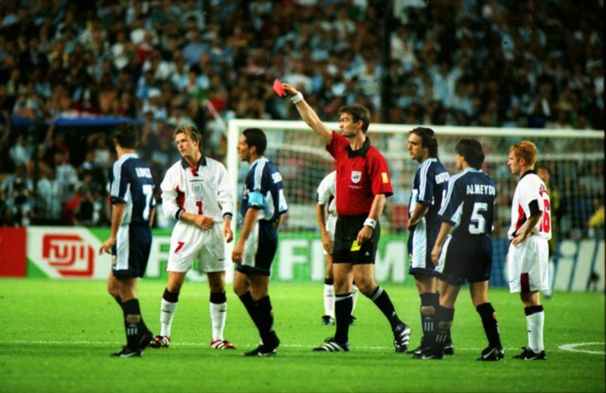 Beckham từng nhận thẻ đỏ trong trận đấu quan trọng giữa đội tuyển Anh và Argentina ở World Cup 1998