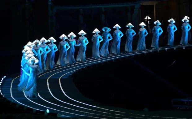 Ảnh dàn dựng áo dài - nón lá ở trong show 'Ký ức Hội An'
