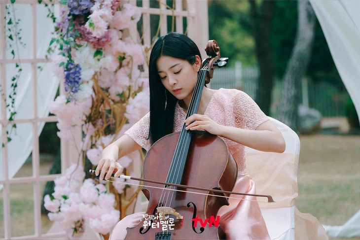 Vai Se Kyung của Seol In Ah trong Dưa Hấu Lấp Lánh được mệnh danh là nữ thần Cello của trường