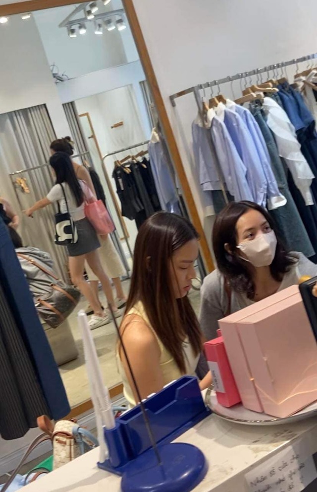 Ghi nhận, vào trưa ngày 17/10, ở trên mạng xã hội đã bất ngờ lan truyền hình ảnh Lisa (BLACKPINK) cùng với chị họ đi mua sắm ở TP. Hồ Chí Minh
