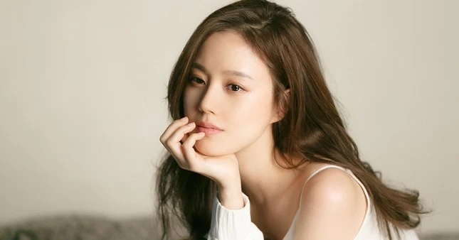 Moon Chae Won sinh năm 1986 - là nữ diễn viên nổi tiếng Hàn Quốc. Cô lần đầu được chú ý nhờ vào vai kỹ nữ ở trong Họa Sĩ Gió năm 2008. Sau đó một năm thì cô đóng vai nữ phụ ở trong Người Thừa Kế Sáng Giá