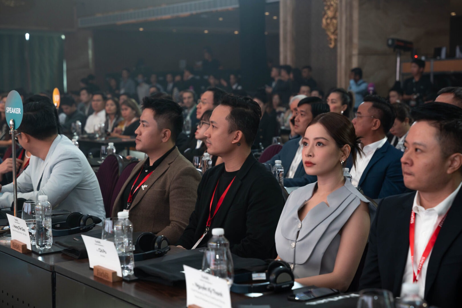 Nghệ sĩ Chi Pu cùng các diễn giả tại Hội nghị Thương hiệu 2023 do Forbes Việt Nam tổ chức. Nguồn ảnh: Forbes Việt Nam.