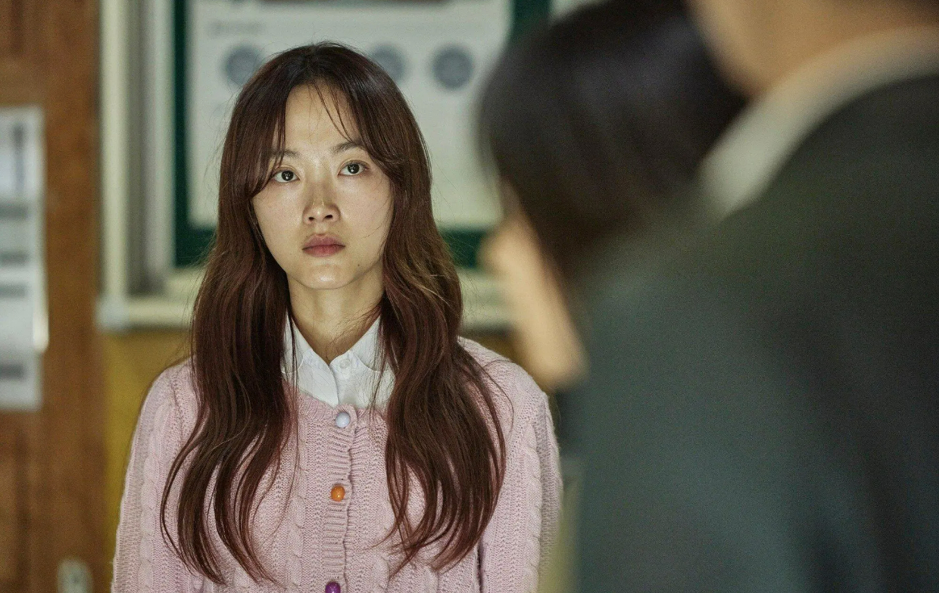 Lee Yoo Mi khiến cho khán giả ghét cay ghét đắng khi vào vai cô nữ sinh ích kỷ, tàn ác trong Ngôi Trường Xác Sống