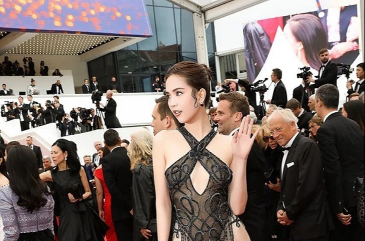 Tại thảm đỏ Liên hoan phim Cannes năm 2019, Ngọc Trinh đã khiến cộng đồng mạng dậy sóng vì kiểu trang phục ‘mặc như không mặc’