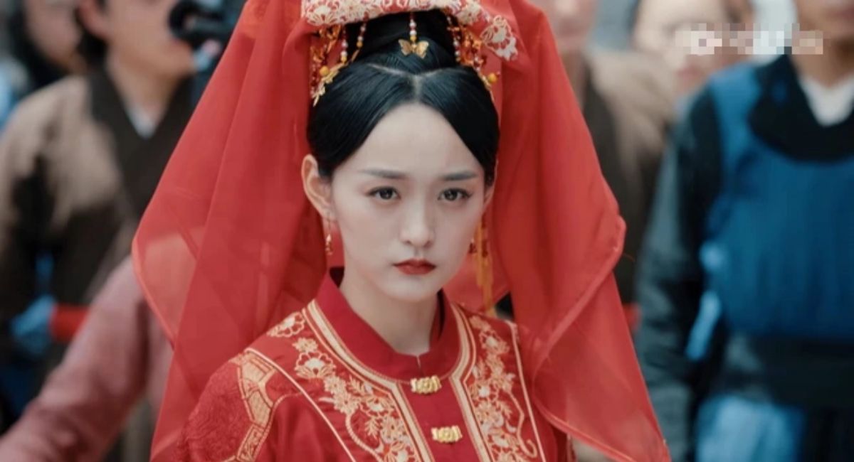 Nữ chính Hà Hoằng San dù được khen ngợi về nhan sắc trẻ đẹp nhưng diễn xuất không có gì mới mẻ