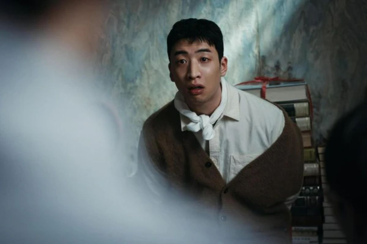 Park Min Woo (Yoo Su Bin) là con trai duy nhất của một gia đình giàu có, cùng tham gia vào kế hoạch bắt cóc giả với 2 người bạn