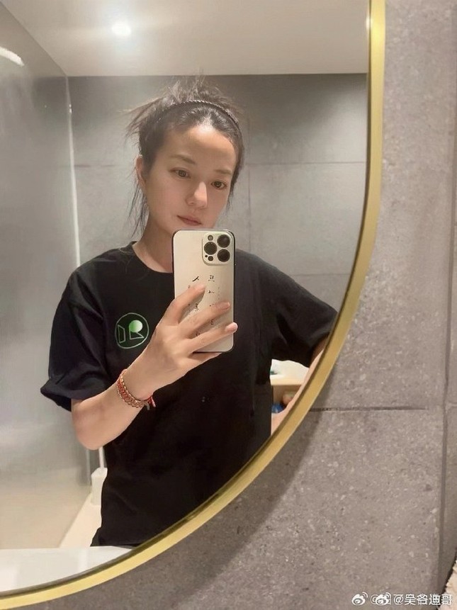 Sohu đã đưa tin Triệu Vy đăng tải hình ảnh mới, đây chính là lần hiếm hoi nữ diễn viên lộ mặt sau khi bị cấm sóng. Người hâm mộ của ngôi sao có trạng thái tốt, vẫn trẻ trung và tràn đầy năng lượng ở tuổi 47