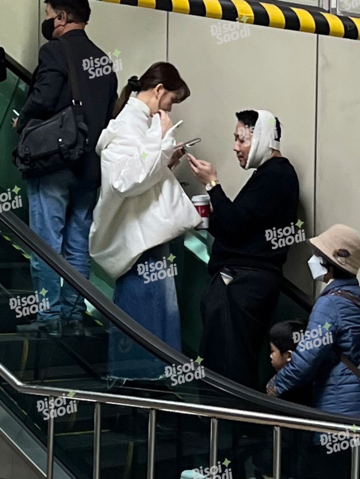 Trấn Thành xuất hiện với chiếc băng trắng quấn quanh cổ và đầu tại một ga tàu điện Hàn Quốc