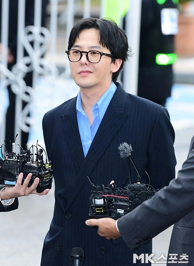 Vào ngày 12/11, Cơ quan cảnh sát Thủ đô Seoul (Hàn Quốc) đã lên tiếng về ồn ào truyền thông đưa tin G-Dragon bị các nhà điều tra cáo buộc cạo sạch lông ở trên cơ thể để tiêu hủy bằng chứng