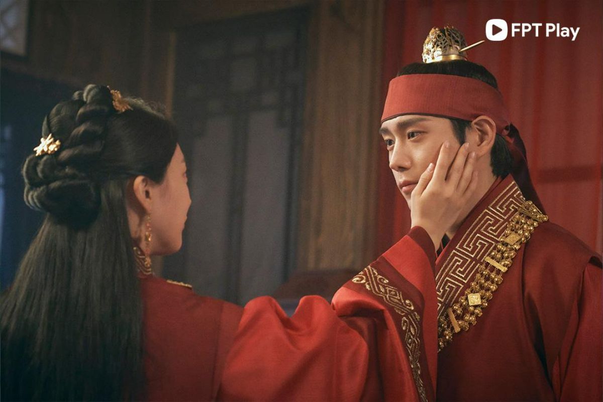 Trong Moon In The Day (Trăng Lên Ban Ngày), Kim Young Dae vào vai Han Do Ha, một quý tộc Silla bị chính vợ mình - Han Ri Ta (Pyo Ye Jin) giết hại