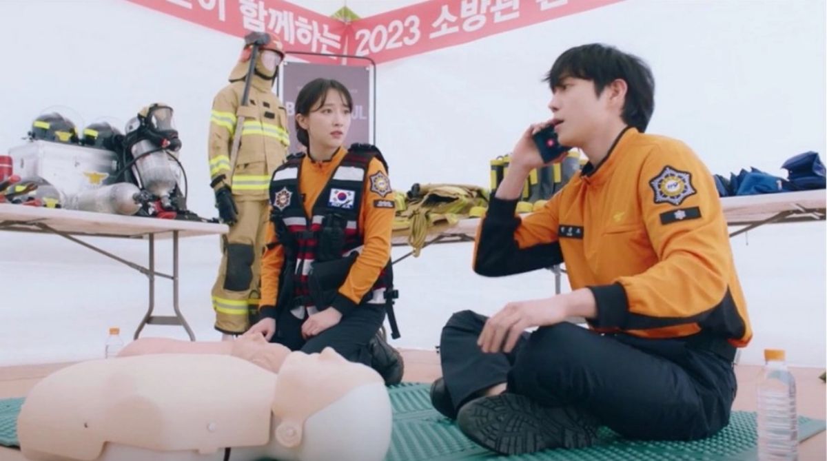 Kang Young Hwa - một nữ lính cứu hỏa quả cảm phải làm việc chung với Joon Oh - một siêu sao nổi tiếng với diện mạo giống hệt như Do Ha trong quá khứ