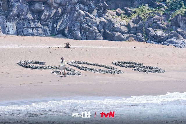 Các viên đá được xếp thành chữ SOS trong một cảnh quay
