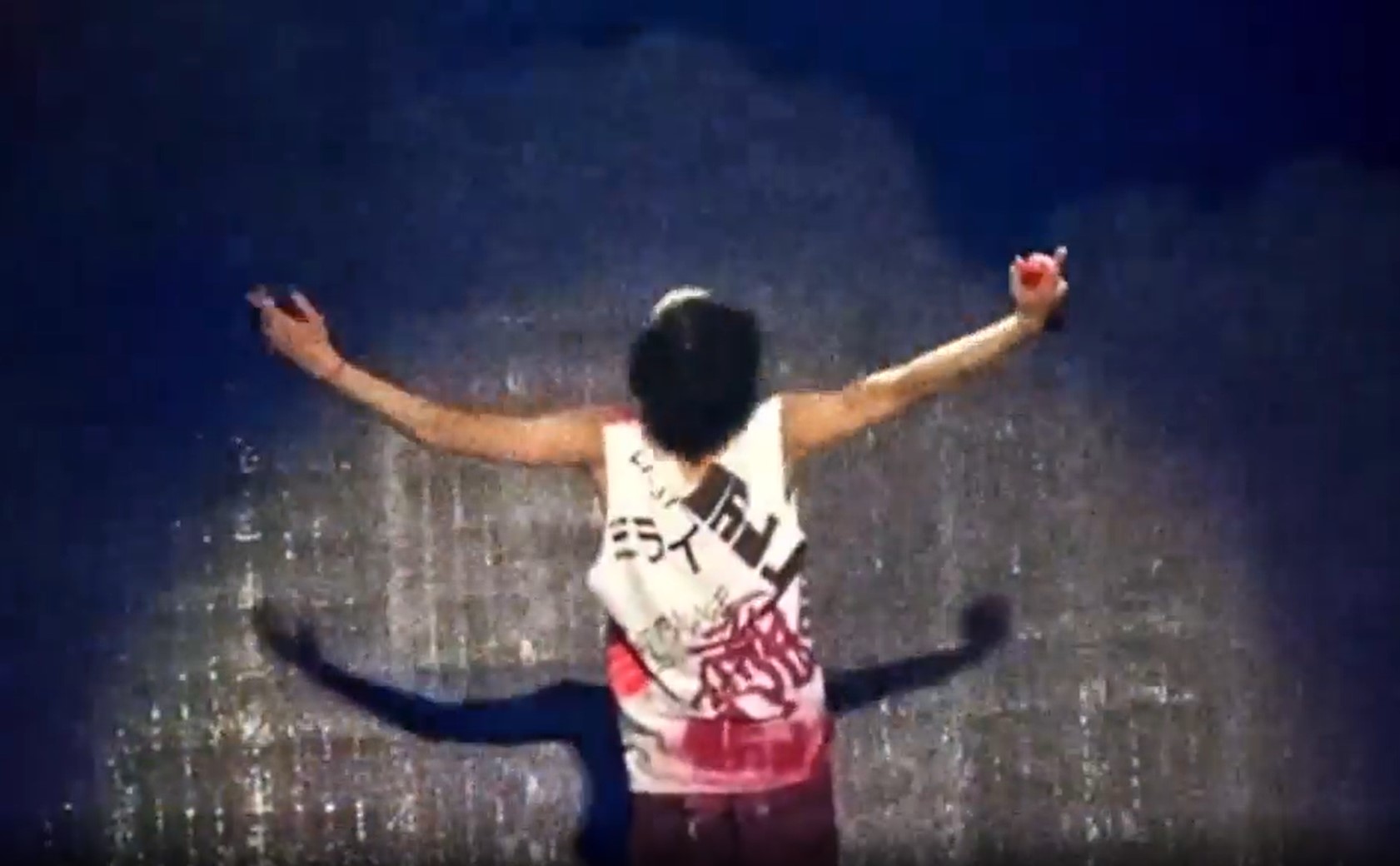 G-Dragon tung outro trong E.P Kwon Jiyong phát hành năm 2017, với những hình ảnh 'throwback' của anh trên sân khấu
