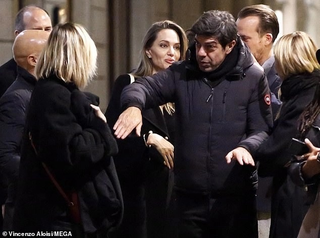 Angelina Jolie xuất hiện rạng rỡ sau cáo buộc 'chơi xấu' chồng cũ Brad Pitt