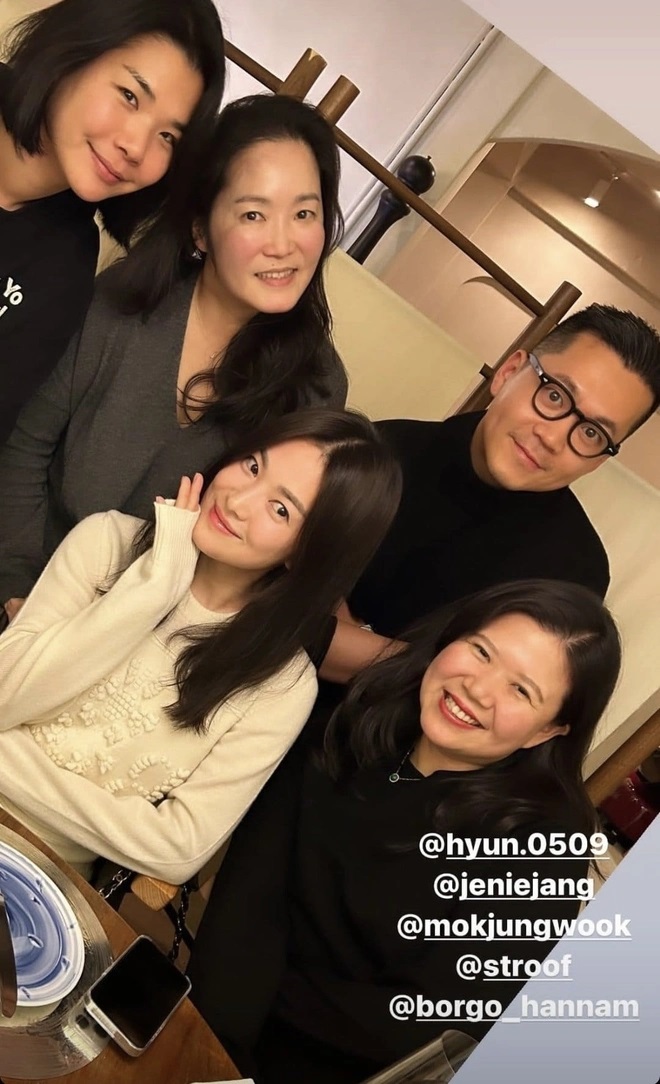 Dịp cuối tuần, Song Hye Kyo đã có buổi tụ họp với hội bạn thân thiết. Được biết, nhóm bạn này của Song Hye Kyo bao gồm những người từng hợp tác, có người là chuyên gia trang điểm, làm tóc,...