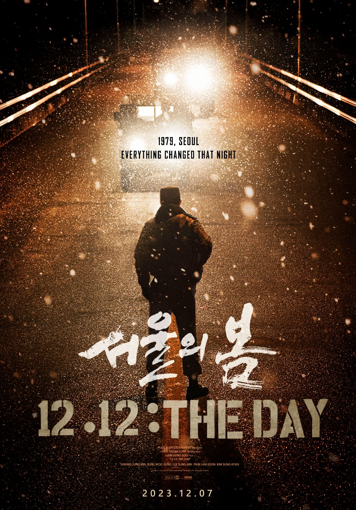 Theo đó, nội dung 12.12: The Day xoay quanh nhân vật Jeon Doo Gwang (Hwang Jung Min) là chỉ huy của Bộ Tư lệnh An ninh Quốc phòng, đồng thời là người sáng lập câu lạc bộ quân sự bí mật Hanaho