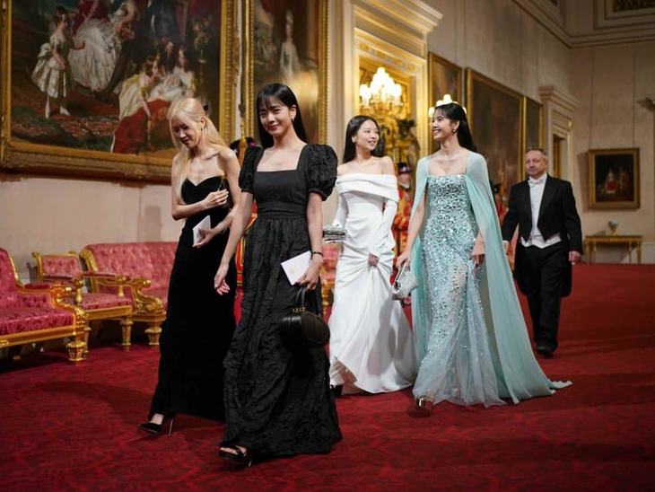 4 thành viên xuất hiện tại Cung điện Buckingham