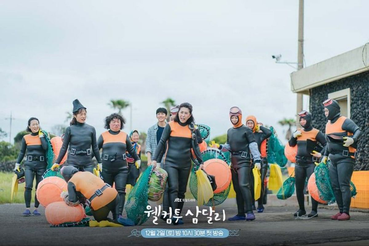 Với bối cảnh nên thơ của hòn đảo Jeju, Chào Mừng Đến Samdal-ri còn có những câu chuyện đời thực dung dị và tràn ngập tình yêu, mơ ước của người dân trên đảo