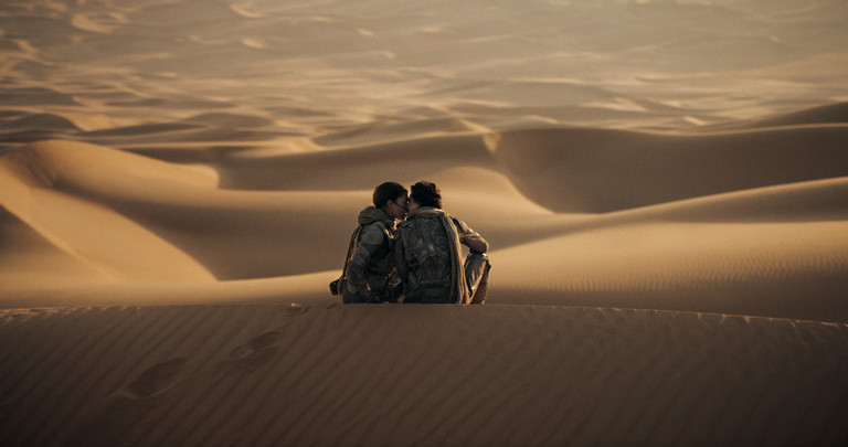 Timothée Chalamet và Zendaya với cảnh quay lãng mạn trên cát