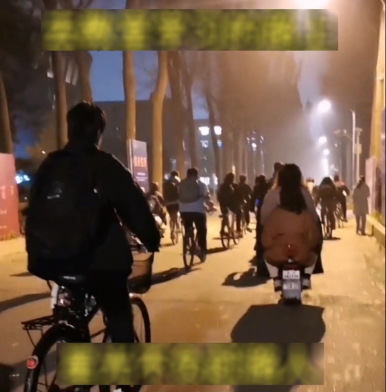 Rất đông các bạn sinh viên đạp xe tới thư viên vào buổi tối