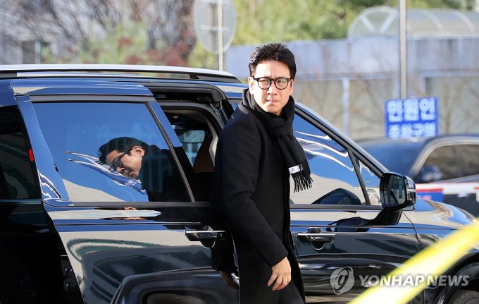 Hình ảnh cuối cùng của Lee Sun Kyun khi đến sở cảnh sát hôm 23/12. (Ảnh: Yonhap News)