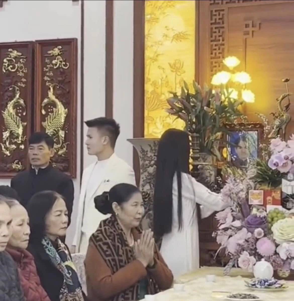 Hình ảnh gây tranh cãi trong lễ dạm ngõ Quang Hải - Chu Thanh Huyền