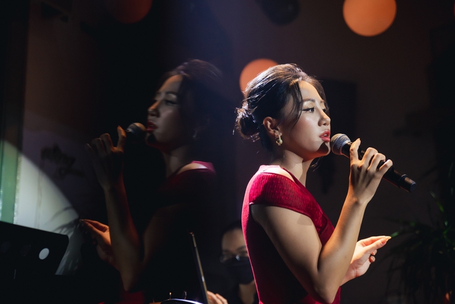 Văn Mai Hương sinh năm 1994 ở Hà Nội, cô có niềm đam mê ca hát từ bé và được gia đình tạo điều kiện cho đi học nhạc, tham gia Câu lạc bộ Họa Mi