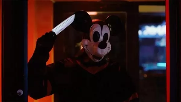 Hình ảnh sát nhân đeo mặt nạ chuột Mickey trong trailer phim 'Mickey's Mouse Trap'.