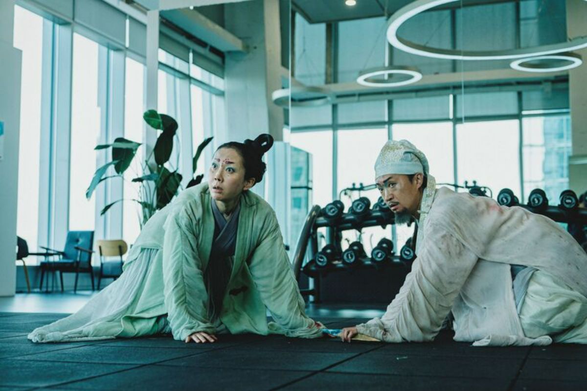 Trong Alienoid 2, đạo diễn Dong Hoon Choi vẫn tiếp tục trung thành với cách kể chuyện song song giữa 2 bối cảnh tương tự phần 1, còn có vài đoạn flashback ngắn giúp khán giả nhớ về các sự kiện đã xảy ra trong phần trước