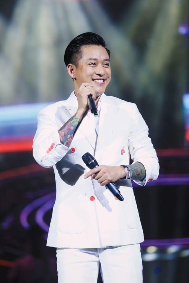 Bên cạnh việc làm diễn viên, ca sĩ thì Tuấn Hưng còn đảm nhiệm vai trò làm giám khảo của chương trình Giọng hát Việt. Anh cũng từng là MC cho chương trình “Đánh thức giai điệu” được phát sóng trên HTV7