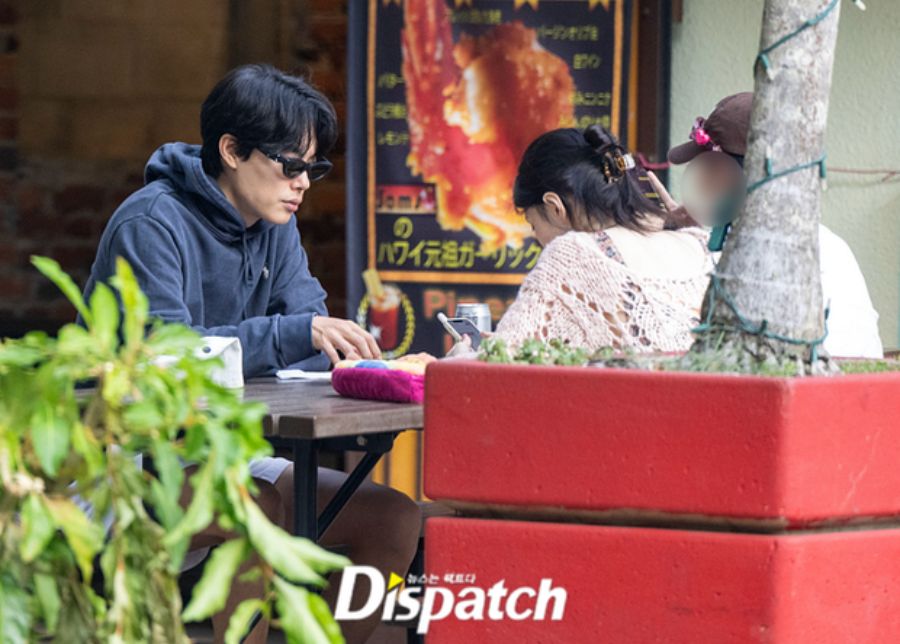 Sau đó, cặp đôi nghỉ chân ở một quán cà phê; trong khi Han So Hee nhìn chằm chằm điện thoại thì Ryu Jun Yeol chỉ lặng lẽ nhìn bạn gái mà không nói gì