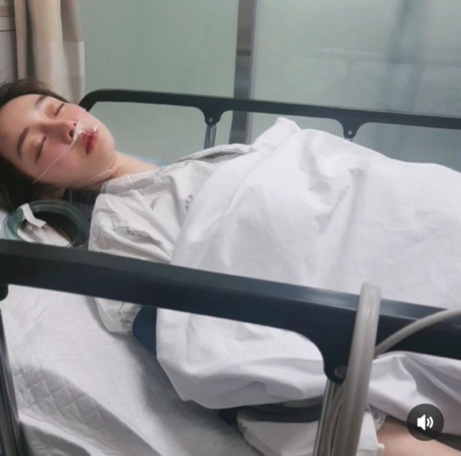Trong ảnh, cựu idol nằm trên giường bệnh, đang phải thở oxy khiến người hâm mộ vừa lo lắng vừa thương xót