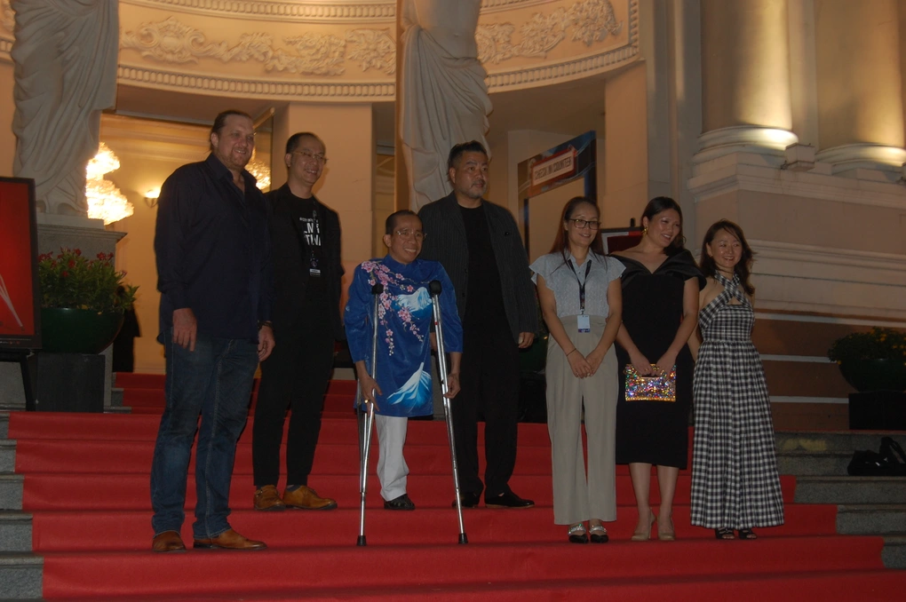 Ê-kíp sản xuất phim 'Dearest Viet' và anh Nguyễn Đức tại buổi ra mắt phim diễn ra tối 8/4 ở Nhà hát TPHCM (Ảnh: Ban Tổ chức).