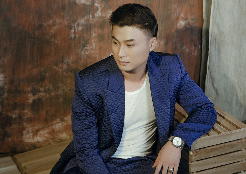 Duy Hưng là một diễn viên Việt Nam được biết đến qua vai diễn “Hoàng mặt sắt” trong phim Người phán xử