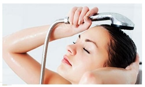 Tắm gội bằng vòi hoa sen sau khi sinh nở