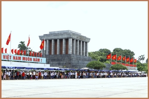 Hàng năm, có rất nhiều đoàn khách viếng Lăng Bác H