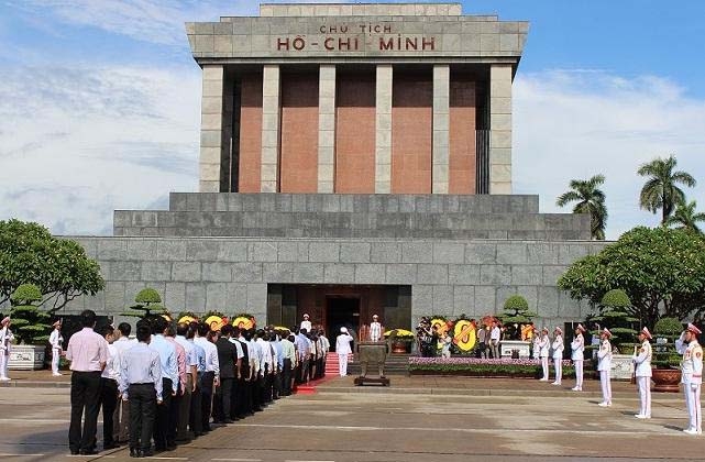 Xếp hàng vào viếng Lăng Bác