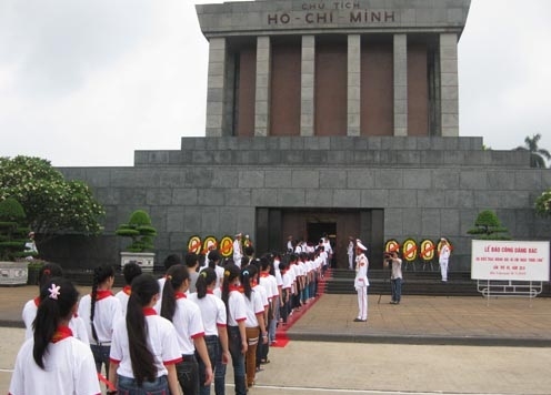 Học sinh xếp hàng viếng Lăng Bác Hồ