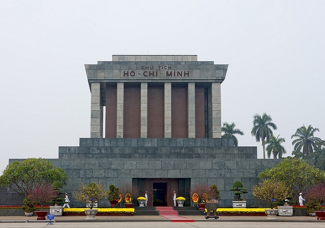 Thăm quan Lăng Bác