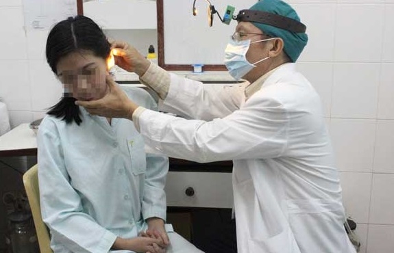 Cần khám tai để biết nguyên nhân ù tai