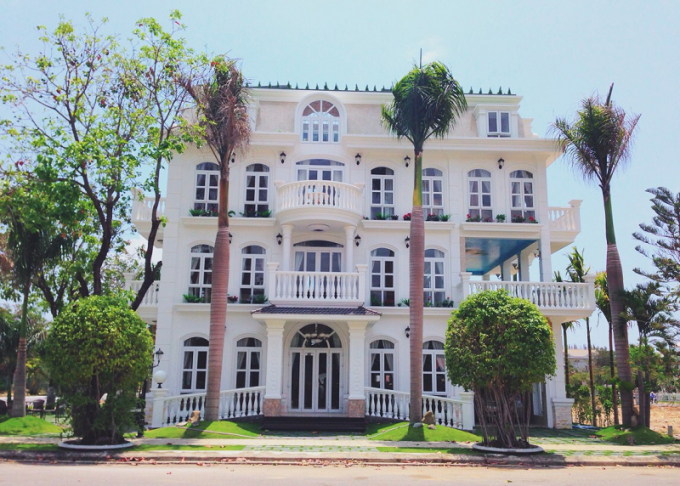 white-villa-nha-trang-thiet-ke-trang-tinh-khoi-cung-nau-tram-am-cung-1