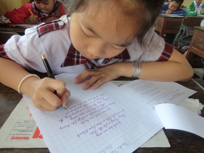 Dạy trẻ cách cầm bút để viết đẹp và nhanh
