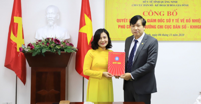 Đồng chí Nguyễn Minh Tuấn - Phó Giám đốc Sở trao quyết định cho đồng chí Vũ Thúy Chung.