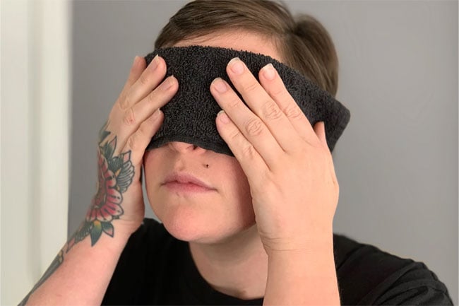how-to-relieve-tired-eyes-s1-apply-a-warm-washcloth