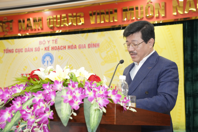Ông Vũ Mạnh Cường - Phó Vụ trưởng Vụ Thi đua Khen thưởng, Bộ Y tế đọc quyết định khen thưởng của Thủ tướng Chính phủ.