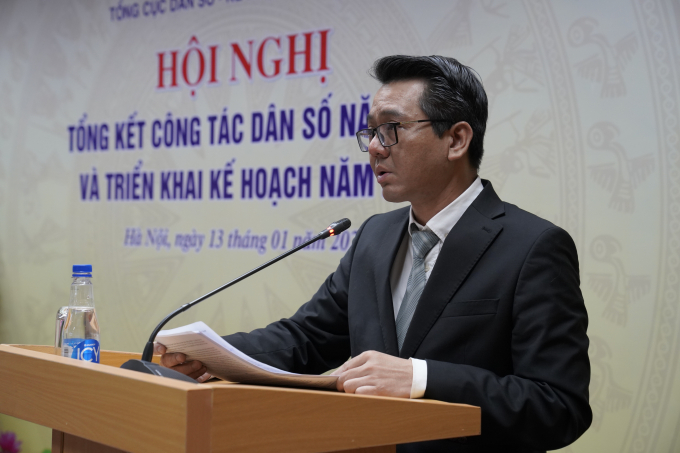 Ông Phạm Vũ Hoàng, Phó Tổng cục trưởng Tổng cục DS - KHHGĐ trình bày Báo cáo tổng kết công tác Dân số năm 2021 và triển khai nhiệm vụ năm 2022